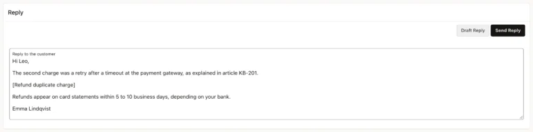 Oracle APEX ticket workspace with a drafted reply containing the refund as a step in square brackets